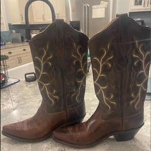 BARELY WORN old west women’s cowboy boots! Size 8.5